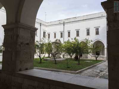 Entriamo nel chiostro che si presenta come un'area centrale aperta...